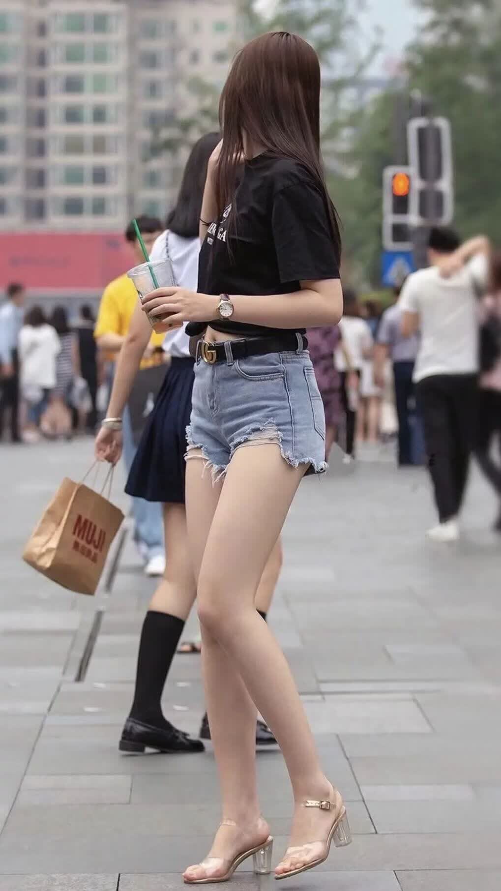 孩子看电子产品的图片(小朋友看电子产品图片)